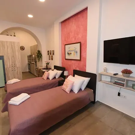Апартаменты Lolos' House *